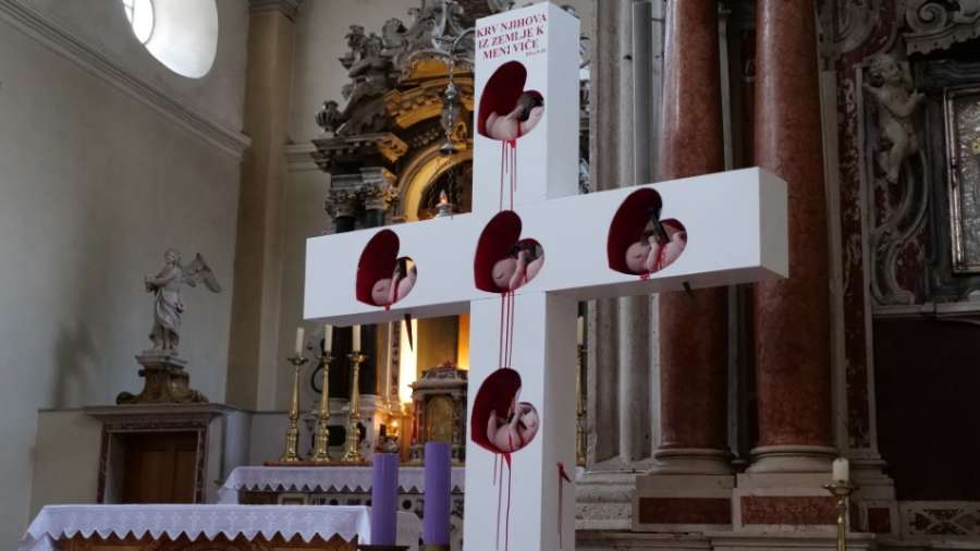 Vodički krvavi fetusi na bijelom križu: Crkvena inkvizicija zastrašuje i prijeti