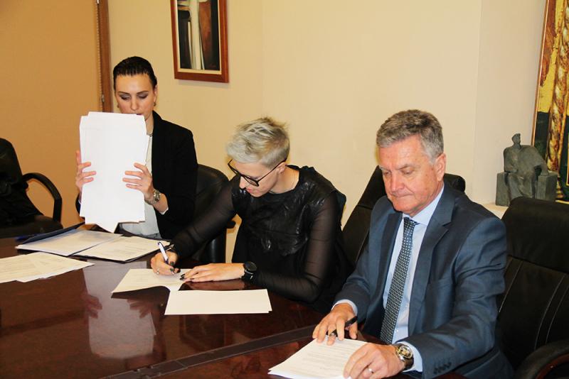 Grad Šibenik: Gradonačelnik potpisao ugovore o obnovi dotrajale stolarije