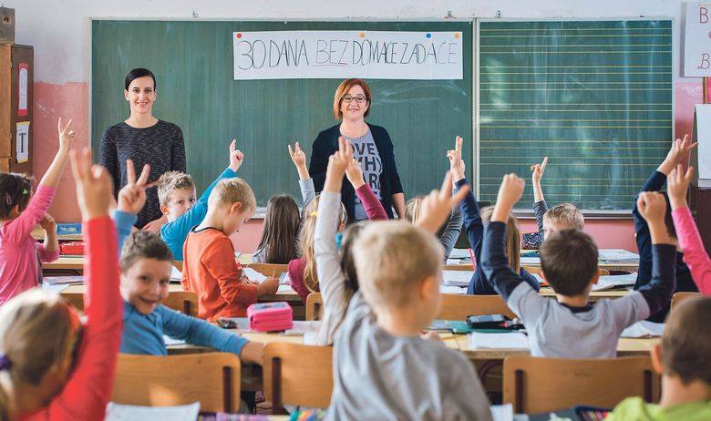 Sindikat hrvatskih učitelja piše ministru Radovanu Fuchsu : Hoće li učitelji raditi s vizirima, djeca s maskama, hoće li biti u učionicama ili na online nastavi…?