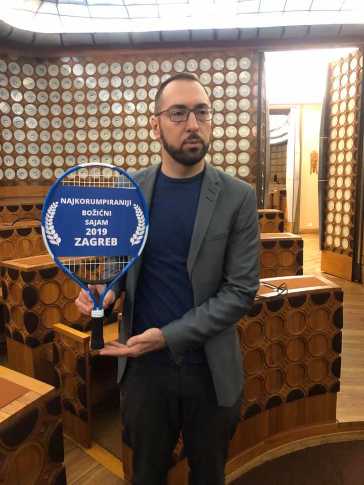 Tomašević uručio Bandiću reket kao nagradu za “Najkorumpiraniji božićni sajam Europe u 2019. godini”!