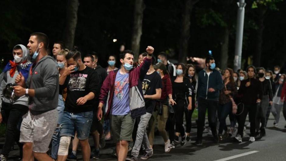 Dramatični neredi u Beogradu i brutalni obračun policije s prosvjednicima: Batinanje mladića koji mirno sjede na klupi…