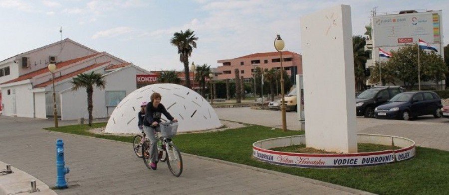 Nedovršeni Spomenik žrtvama komunističkog režima na rivi u Vodicama