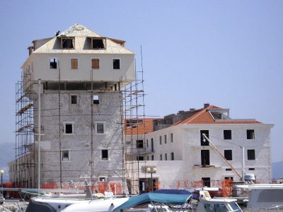 Kreće rušenje nadogradnje na povijesnoj kuli Ćipiko u Kaštel Novom