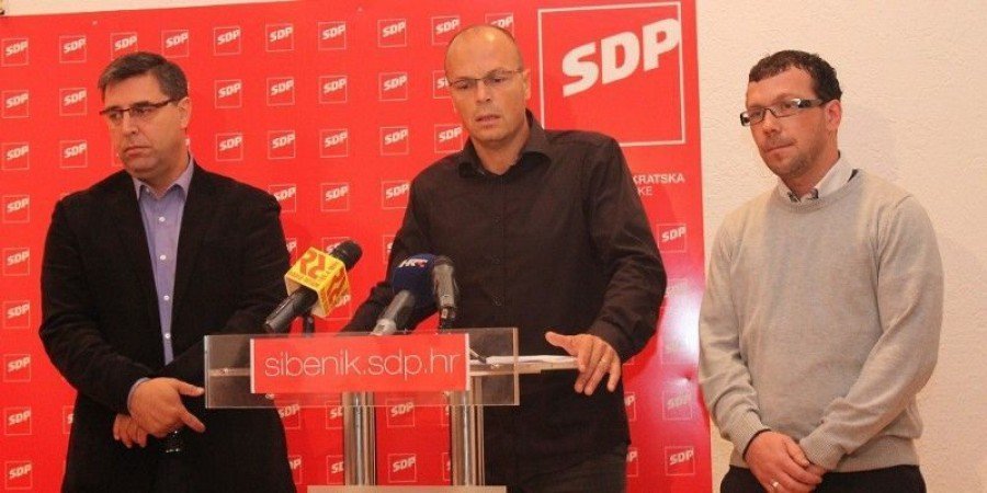 - Bivši vijećnik Franko Vidović, predsjednik Kluba vijećnika SDP-a Joško Šupe i novi vijećnik Josip Belamarić -