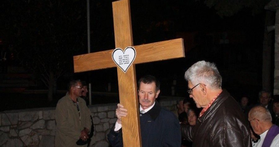 Križ u spomen na petoricu ubijenih Primoštenaca po zapovijedi Stipe Petrine završio u – smeću!