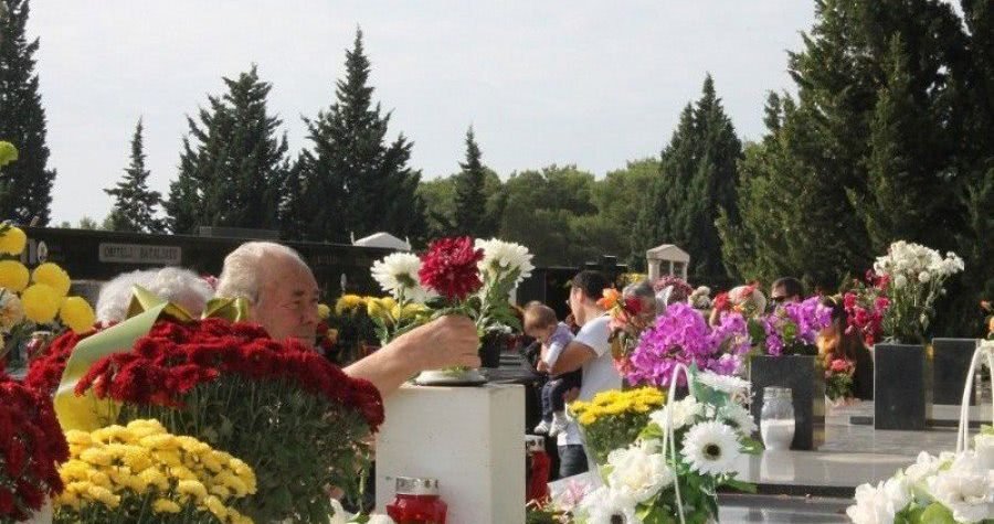 Svi sveti i Dušni dan: Grobovi okićeni cvijećem, lampionima, preplavljeni sjećanjima…
