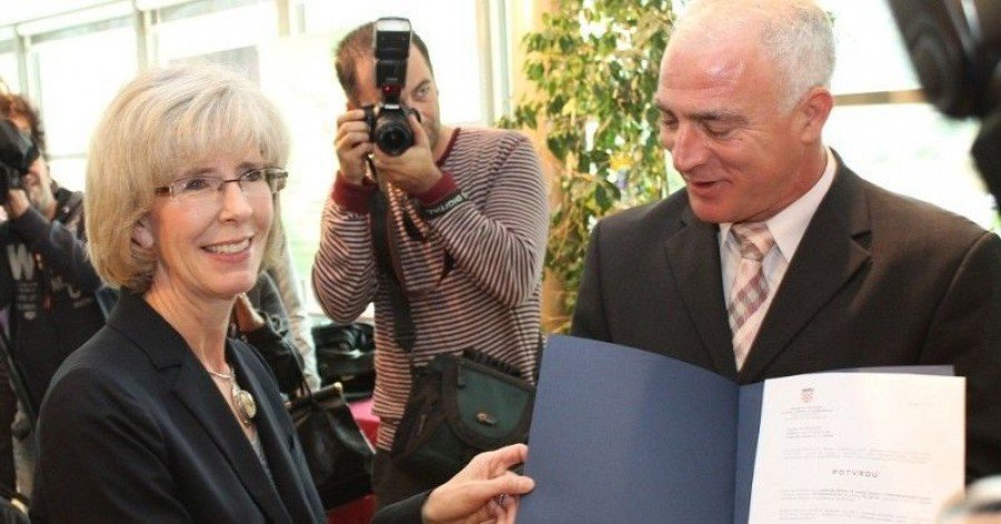 Zamjenica veleposlanika SAD-a Margaret Nardi predaje šibensko-kninskom županu Goranu Pauku potvrdu o razminiranju