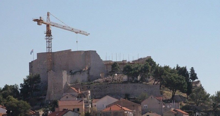 Ljetna pozornica na šibenskoj tvrđavi sv. Mihovila: Projekt milijunske vrijednosti bez pješačkih prilaza?!