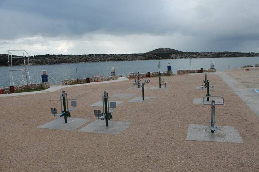Sprave za tjelovježbu na plaži Banj (Foto: Hrvoslav Pavić)