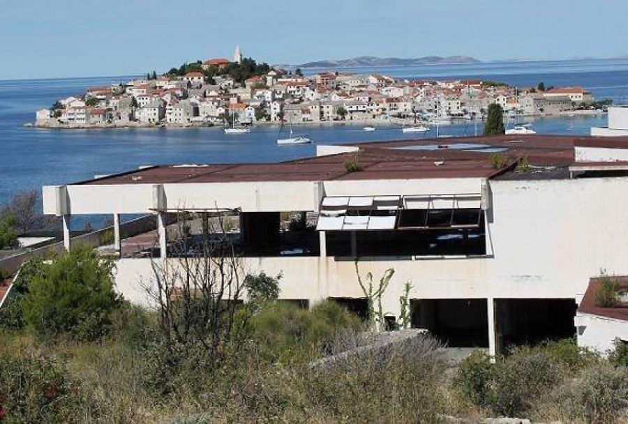 Hotel Marina Lučica u potpunosti je devastiran i unatoč obvezi nema najava da će ga vlasnik početi obnavljati (Foto H. Pavić)