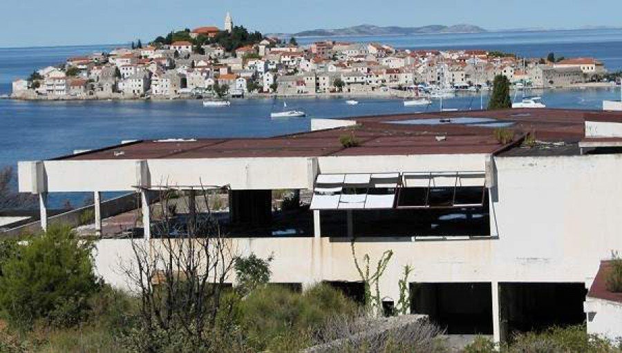 Hotel Marina Lučica u potpunosti je devastiran i unatoč obvezi nema najava da će ga vlasnik početi obnavljati (Foto H. Pavić) 