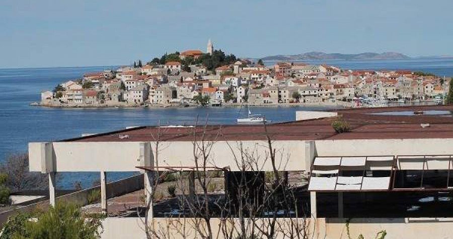 Saga o porezu na neiskorištene nekretnine: Hoteli Primoštena d.d. još uvijek su ruševine, a Petrina tuži državu da mu vrati 2.370.581 kunu