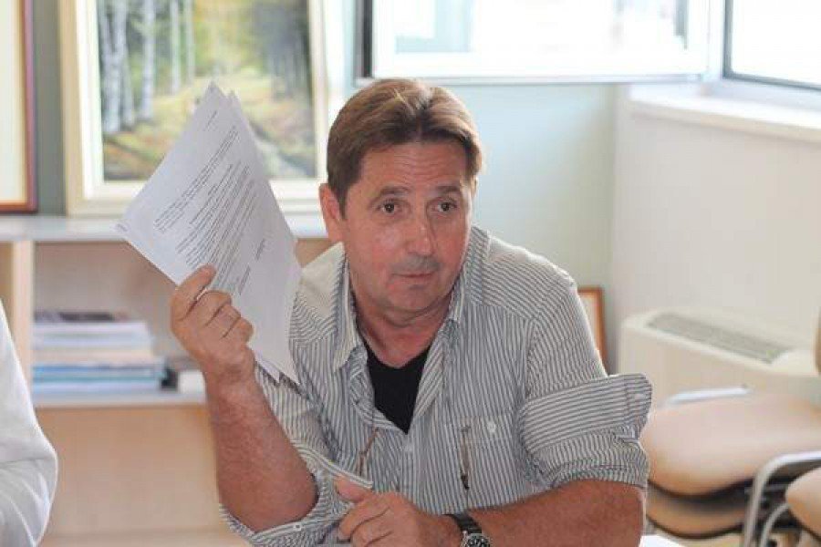 Načelnik Općine Primošten Stipe Petrina kaže da Vlada ima mehanizme iz kupoprodajnog ugovora kojima bi vlasnike mogla natjerati da počnu s obnovom hotela, ali nema namjeru (Foto: Hrvoslav Pavić)