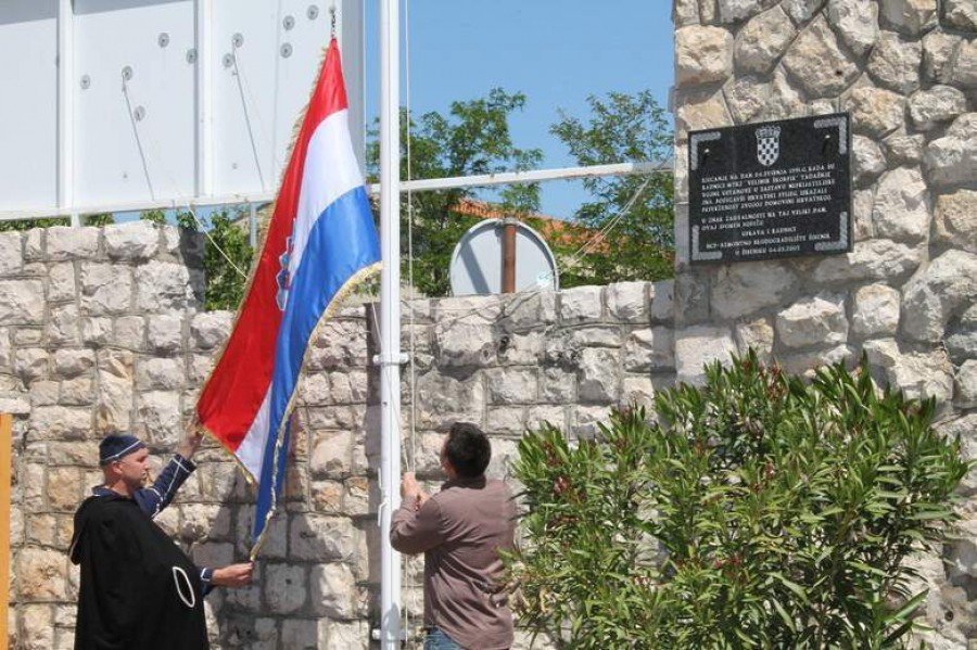 Svečano podizanje zatave u Remontu (Foto H. Pavić) (4)