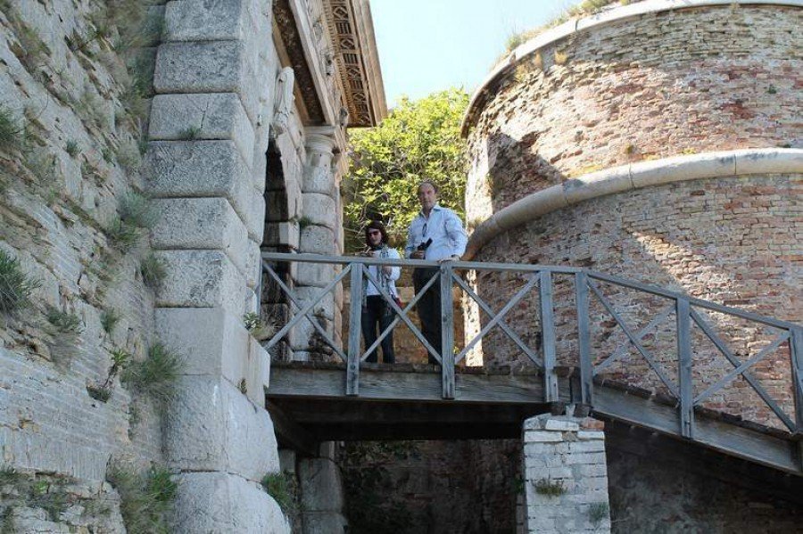 Znanstvenici Ana Šverko i Joško Belamarić iz splitskog Instituta za povijest umijetnosti - Centra Cvito Visković  u obilasku tvrđave sv. Nikola (Foto: H. Pavić)