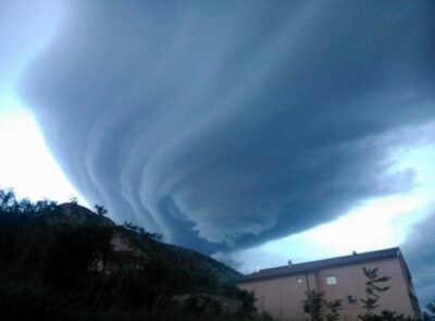 Oblak snimljen 5. svibnja 2014. iznad Mostara (fotografiju ustupio portal strogopovjerljivo.com)