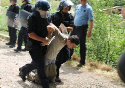 Deložacija u Potkonju - Policija odnosi Ivana Pernara u maricu (Foto H. Pavić)