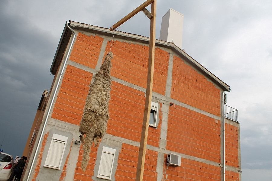 Prosvjednici su posdigli vješala i na njih objesili kožu ovce, aludirajući na maskotu Tele 2 kampanje, ovce Gregora i Janka (Foto: H. Pavić)