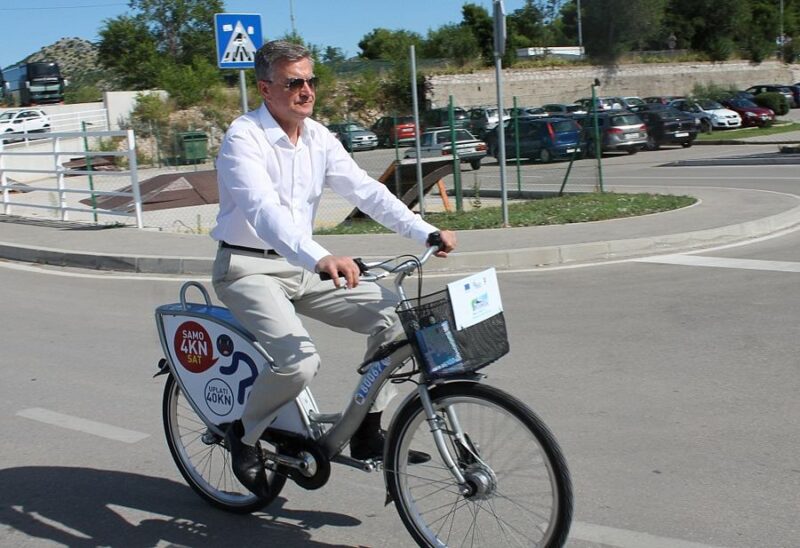 Prvi sustav javnih bicikala na obali: Šibenčani zbog uzbrdica dobili bicikle s osam brzina