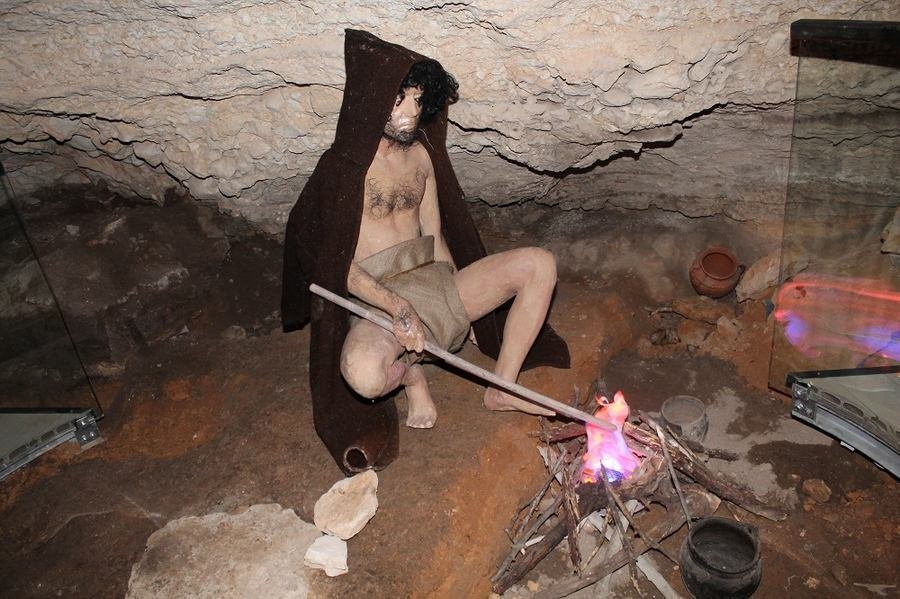 Detalj iz Oziđane pećine - pećinar se grije pokraj simulacije ognjišta Foto TRIS/H. Pavić) 