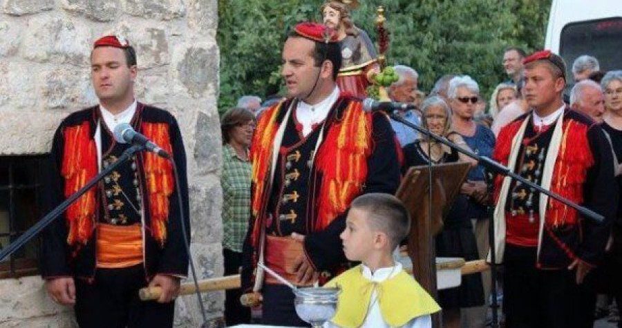 Kuda ide ovaj svijet? Čelnik SDP-a u procesiji nosi kip sv. Roka, a HDZ-ovci partijaju biskupu pod prozorom!