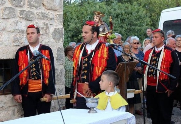Načelnik Općine Tisno i Saborski zastupnik SDP-a Tisno s prijateljima je u procesiji nosio kip sv. Roko (Foto Facebook)