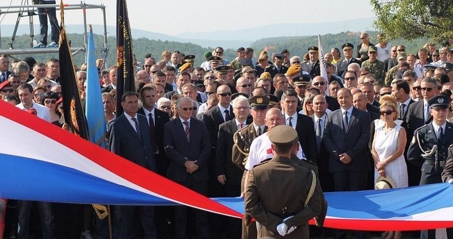 Knin – 19.obljetnica Oluje: Podignuta hrvatska zastava na kninskoj tvrđavi, gomila na Trgu dr. Ante Starčevića izvrijeđala državni vrh (VIDEO)
