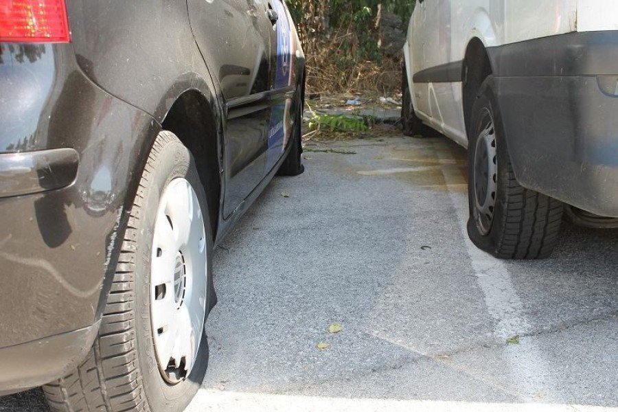 Isječene gume na parkingu u šibenskoj luci (Foto H. Pavić) (6)