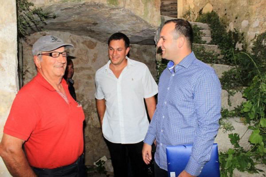 Načelnik Ivan Klarin i Hrvoje Spodnjak, direktor tvrtke Fidal d.o.o. obišli su zgradu budućeg muzeja (Foto Općina Tisno)