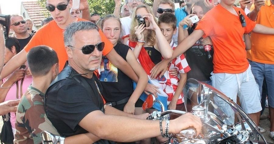 Eho okupljanja u Čavoglavama: Thompson kažnjen  s 1500 kuna zbog vožnje bez kacige i malodobnog djeteta na Harleyu