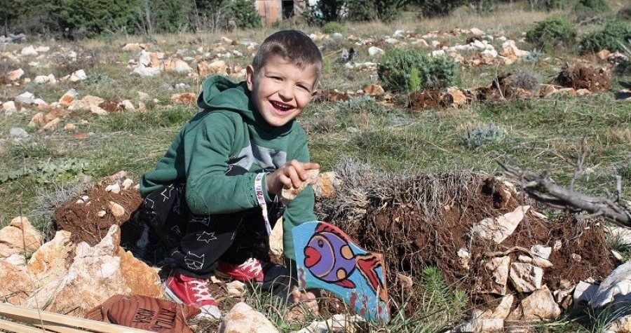 (FOTO) Najmlađi sadili mladice – nagovještaj dolaska mudrije i ekološki svjesnije generacije