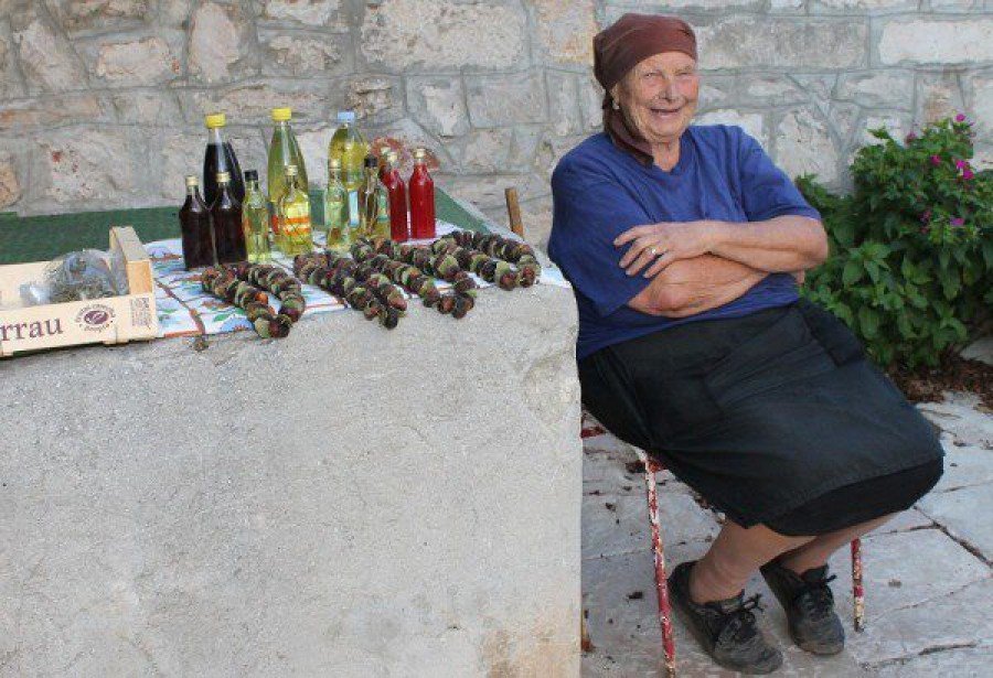 Domaća ponuda na starom bunaru (Foto: Hrvoslav Pavić)