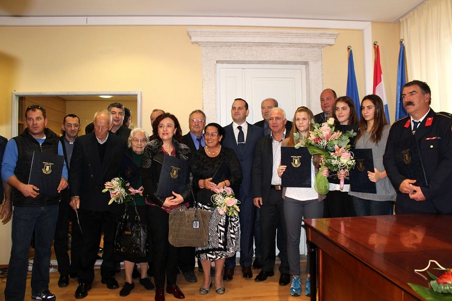 Na svečanoj sjednici Općinskog vijeća su uz predstavnike Općine i zaslužne građane sudjelovali i šibensko-kninski župan gospodin Goran Pauk, načelnik Općine Murter-Kornati Ivan Božikov i njegova zamjenica Mare Kovačev, načelnik Općine Pirovac Ivan Gulam, zamjenik gradonačelnice Grada Vodica Luka Lipić i  drugi gosti (Foto Općina Tisno)
