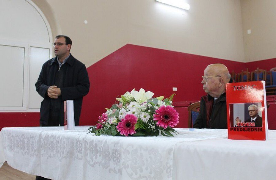 Don Lazar Ćibarić najavljuje Zdravka Tomca (Foto: H. Pavić)