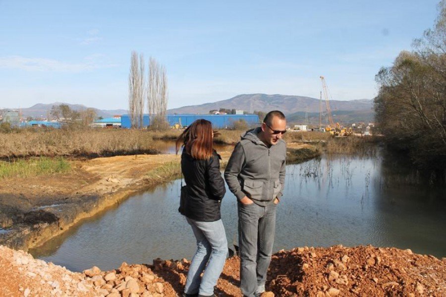 Inspektorica zaštite okoliša Marijana Cukrov i Hrvoje Zekanović iz Javne Ustanove za upravljanje zaštićenim prirodnim područjima i drugim zaštićenim prirodnim vrijednostima na području Šibensko – kninske županije za obilaska radova (Foto H. Pavić)