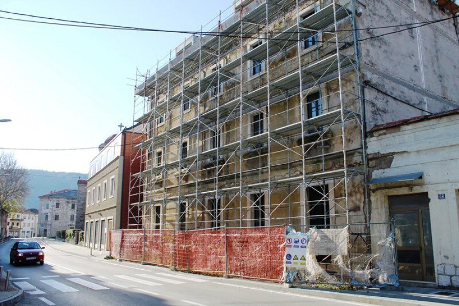 Dobroti su najprije dodijelili stan u zgradi pod skelom, u kojoj obnova nije počela ni četiri godine nakon što je dobio suglasnost o stambenom zbrinjavanju (Foto: H. Pavić)