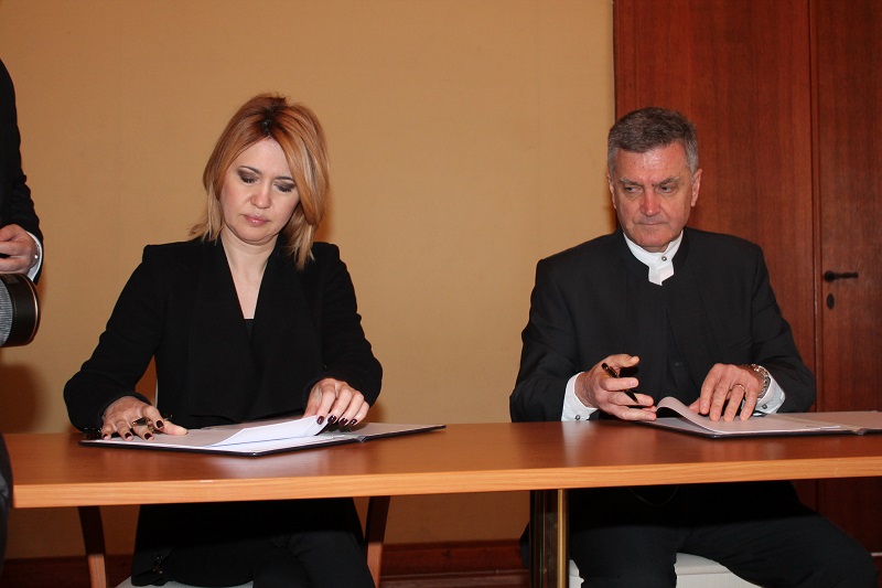 Potpisivanje ugovora s o otpisu dugova najugroženijima s  Gradom Šibenikom (Foto: Tris/ H. Pavić)
