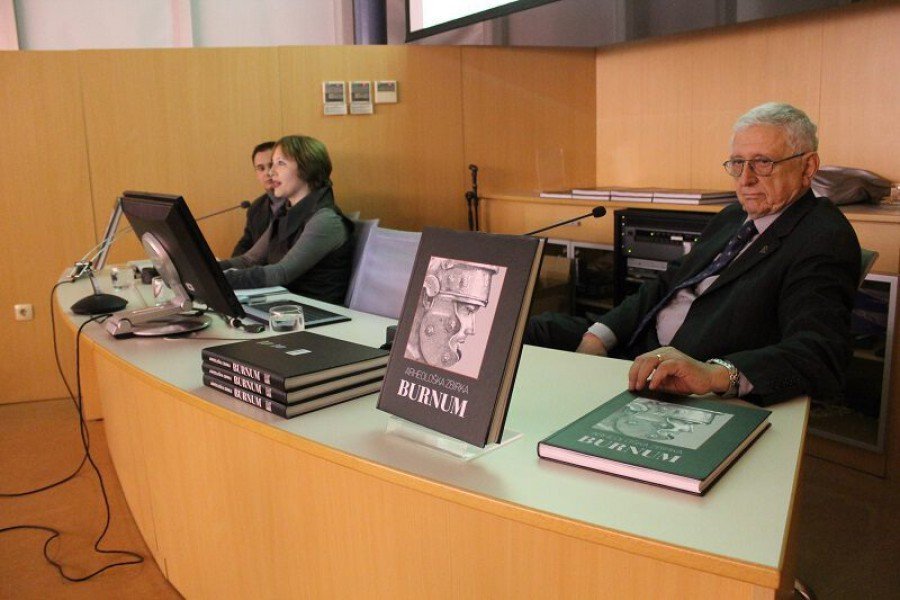 Knjigu su predstavili dr. sc. Ivan Radman-Livaja, viši kustos Arheološkog muzeja u Zagrebu, Nenad Cambi,, i  (Foto H. Pavić) dr. sc. Ivan Radman-Livaja, viši kustos Arheološkog muzeja u Zagrebu, mr. sc. Zrinka Buljević, muzejska savjetnica u Arheološkom muzeju u Splitu i akademik Nenad Cambi (Foto H. Pavić)