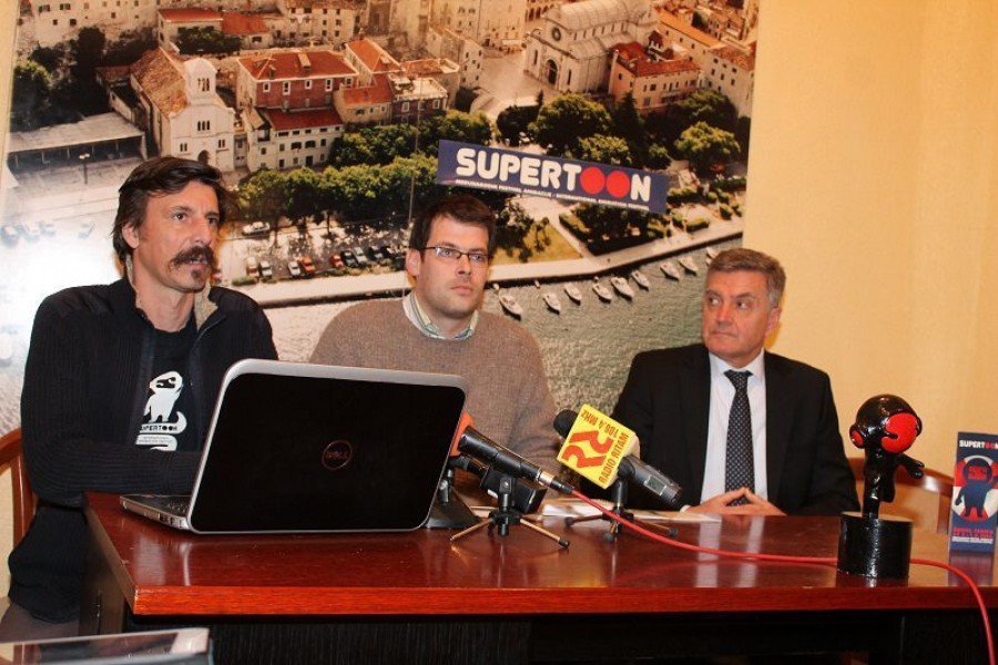 Direktori Supertoona Slave Lukarov i Petar Trebotić s gradonačelnikom Šibenika dr. Željkom Burićem na konferenciji za novinare najavljuju 5. izdanje festivala (Foto: Hrvoslav Pavić) 