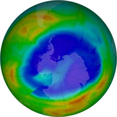 prikaz stanja ozonskog sloja iznad Antartike na dan 09.09. 2014.g. Ljubičasta i plava boja pokazuju gdje je ozonski sloj najtanji, a žuta i crvena gdje je ozona najviše