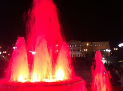 Syntagma, glavni atenski trg, crvena fontana i parlament u pozadini