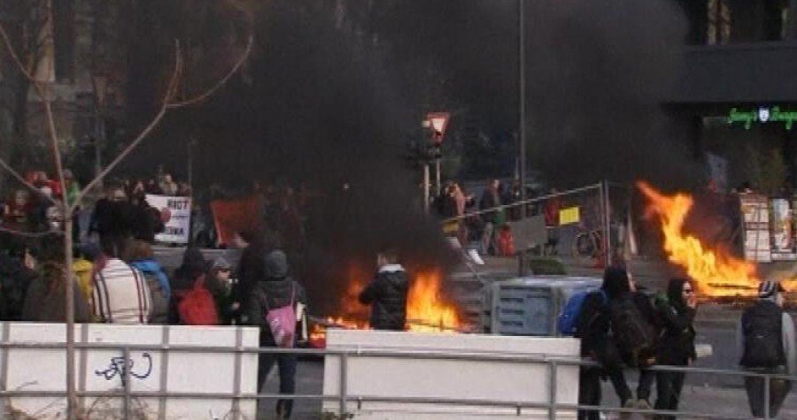 Prosvjedi u Frankfurtu prerasli u nasilje: Neredi, vatre na ulicama, dim…