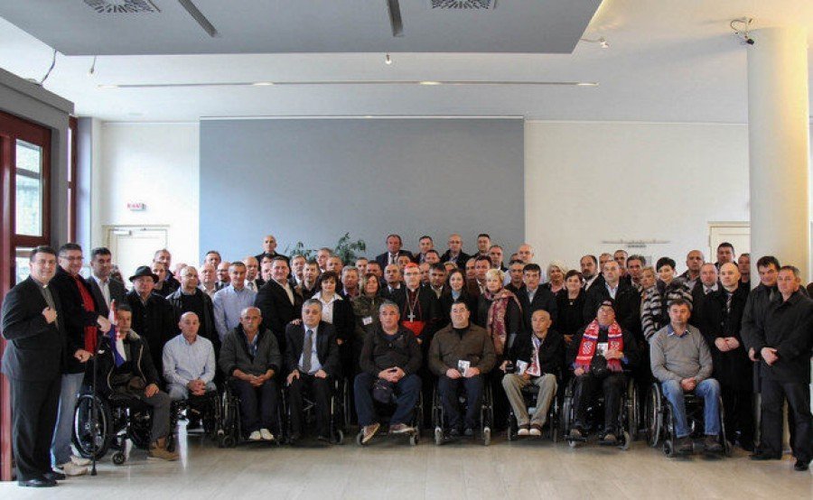 Branitelji iz Savske 66 s nadbiskupom zagrebačkim Bozanićem (Foto: Zagrebačka nadbiskupije)