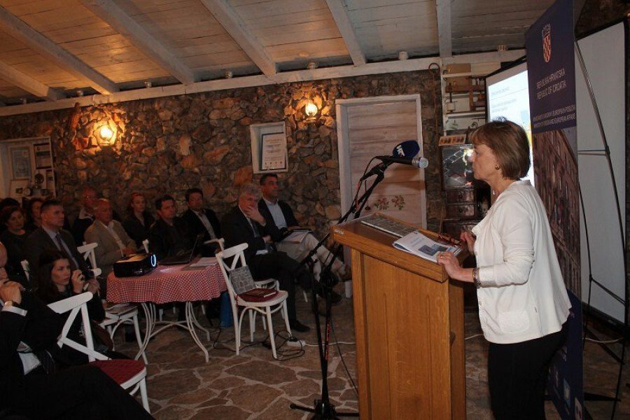 Vesna Pusić i Darko Lorencin u Kalpiću (FOTO H. Pavić) (2)