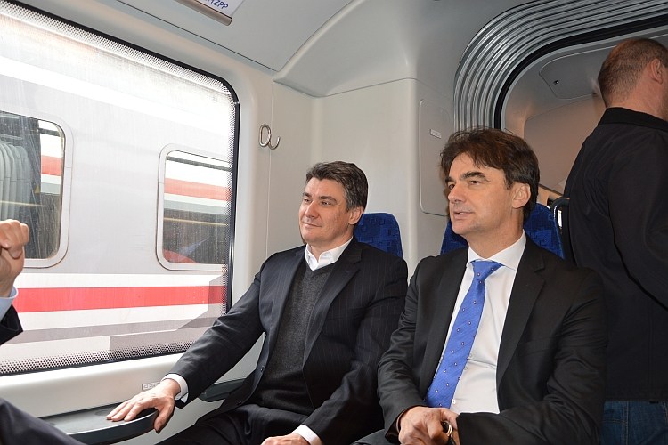 Milanović i Grčić u vlaku Zagreb - Koprivnica (Foto: Vlada RH)