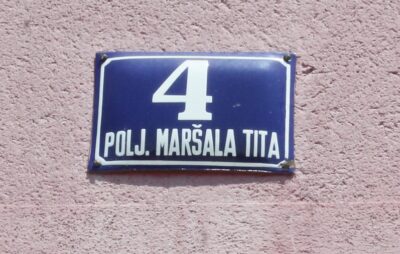 Osim na kućnim brojevima, na Poljani već dugo nema tabli s Titovim imenom (Foto: H. Pavić)