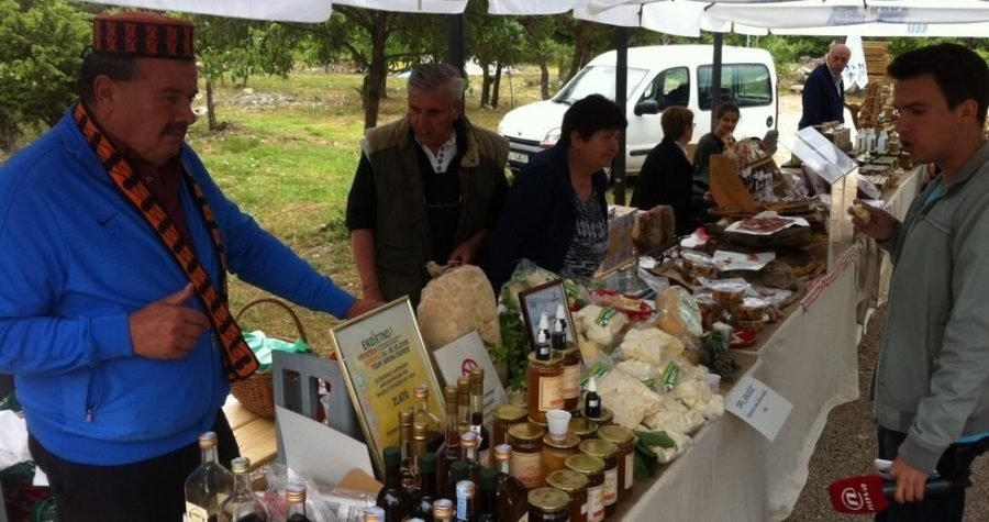 Krkin zeleni stol – rakijom, sirom i orasima za bolju suradnju Parka i lokalnog življa (FOTO)