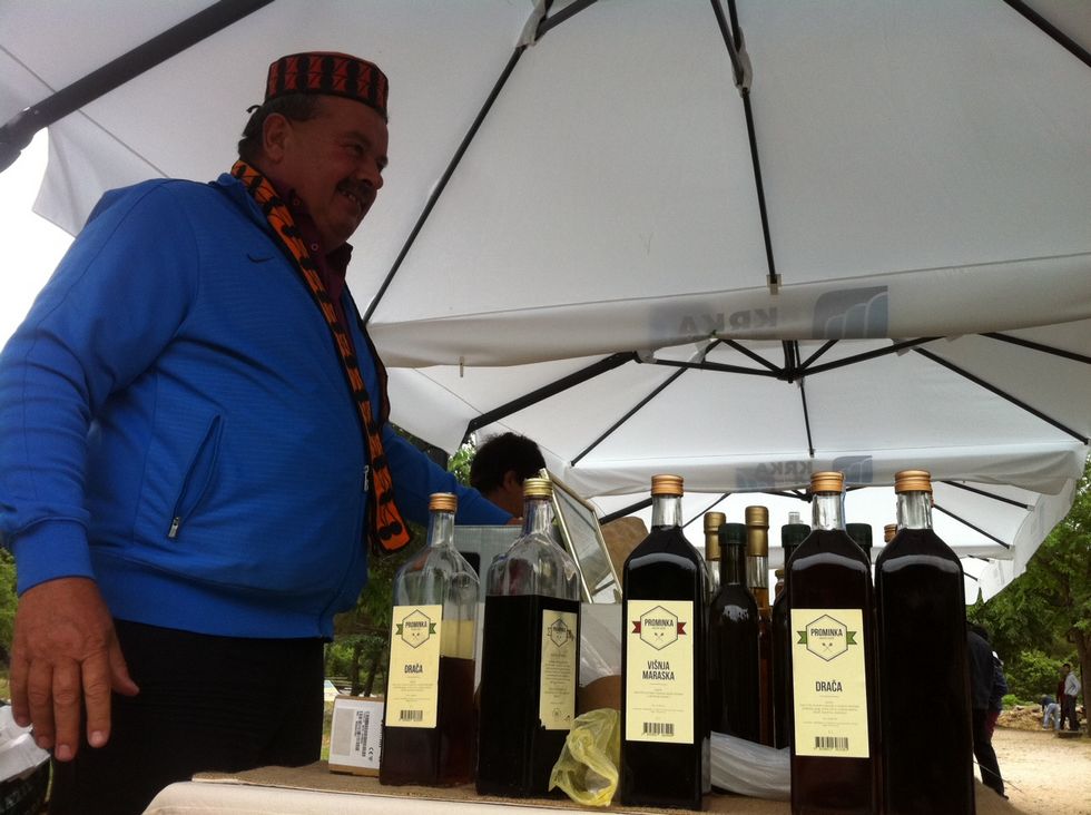 Zeleni stol s raznobojnim bocama (foto TRIS)