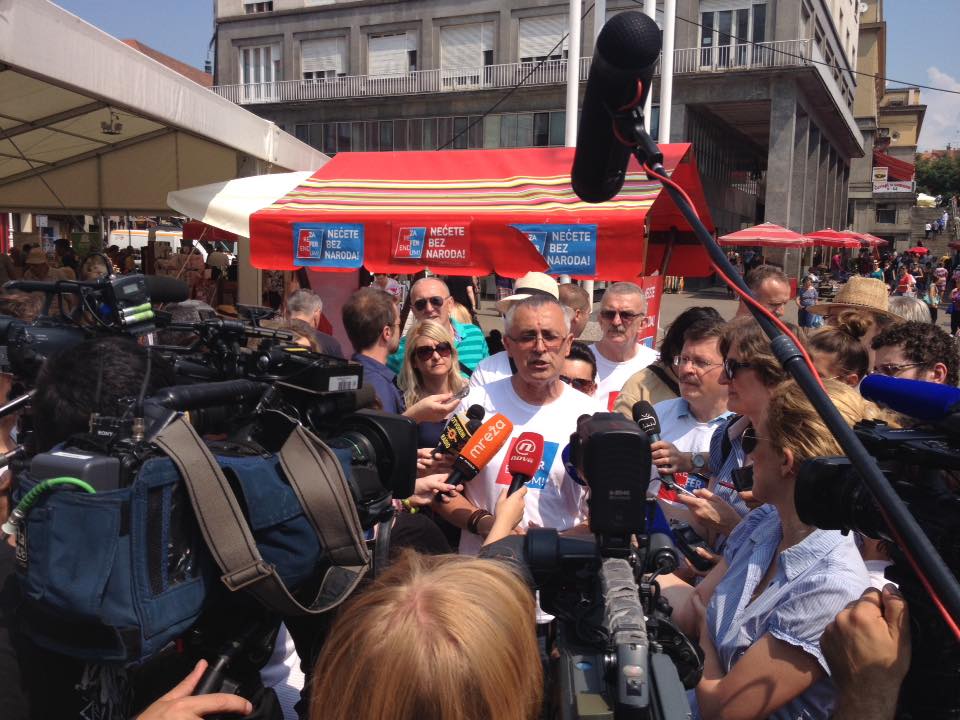 Gužva oko štandova za potpisivanje