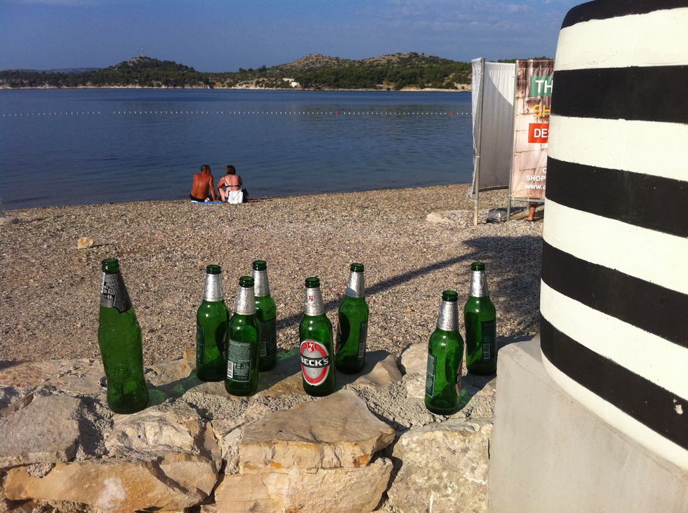 Prazne boce se sunčaju na plaži Banj - foto TRIS